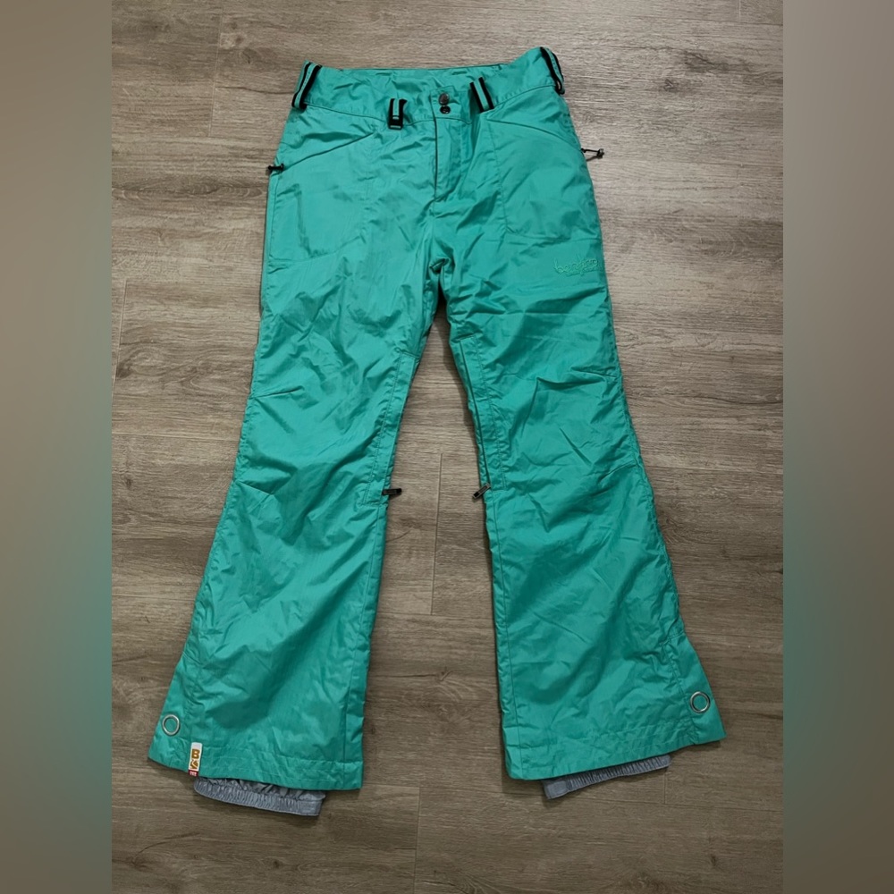 Women’s bonfire turquoise snowboarding pants!